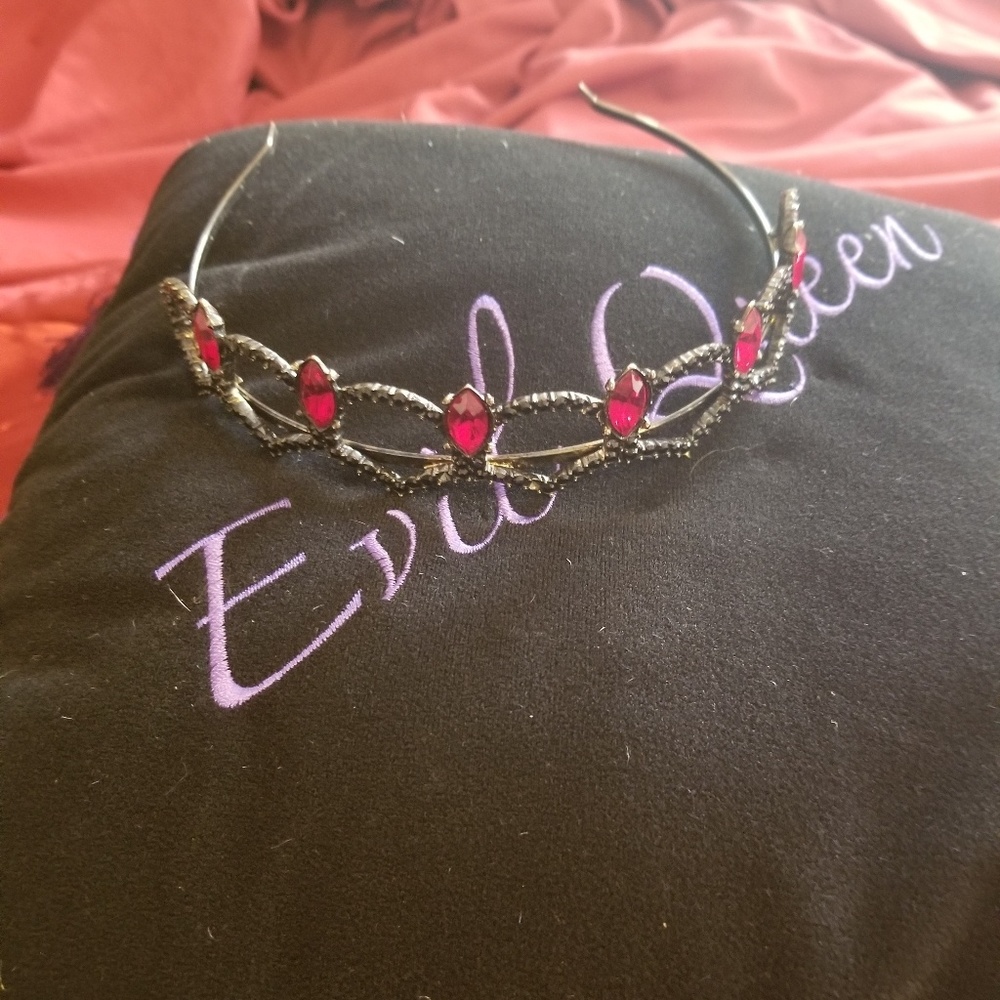 Ltd Edition Evil Queen Collectible tiara &pillow